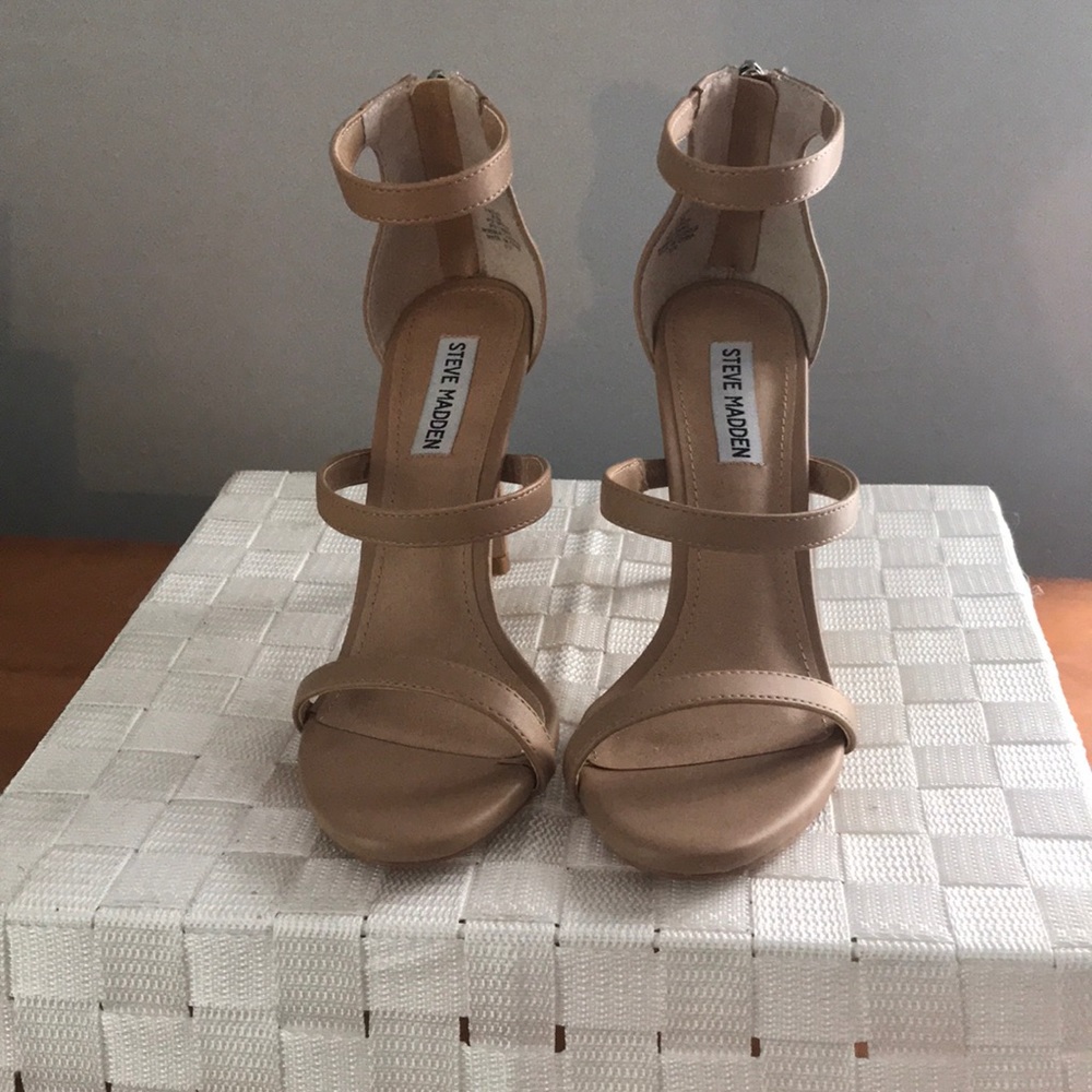 Steve Madden size 8.5 NUDE HEELS